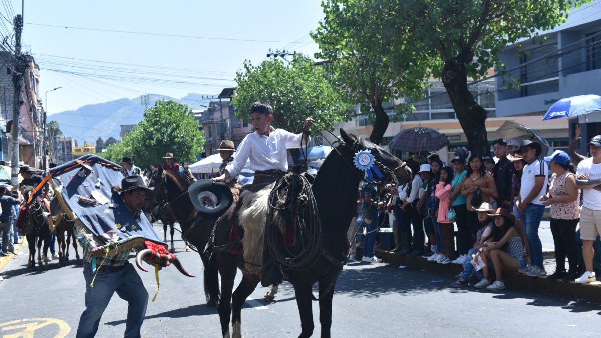 Chagras de diferentes puntos del Ecuador se dieron cita en Sangolquí para demostrar sus destrezas sobre el caballo