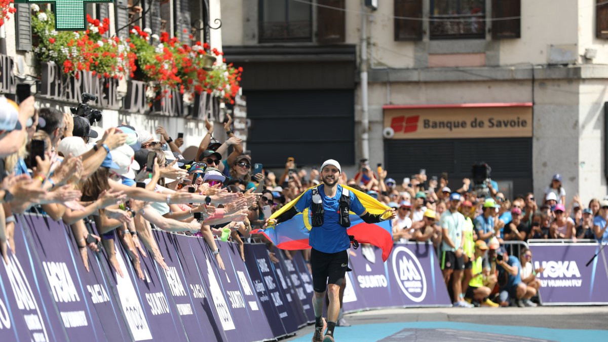El ecuatoriano Joaquín López cuando cruzaba tercero la meta del Ultratrail de Mont Blanc.