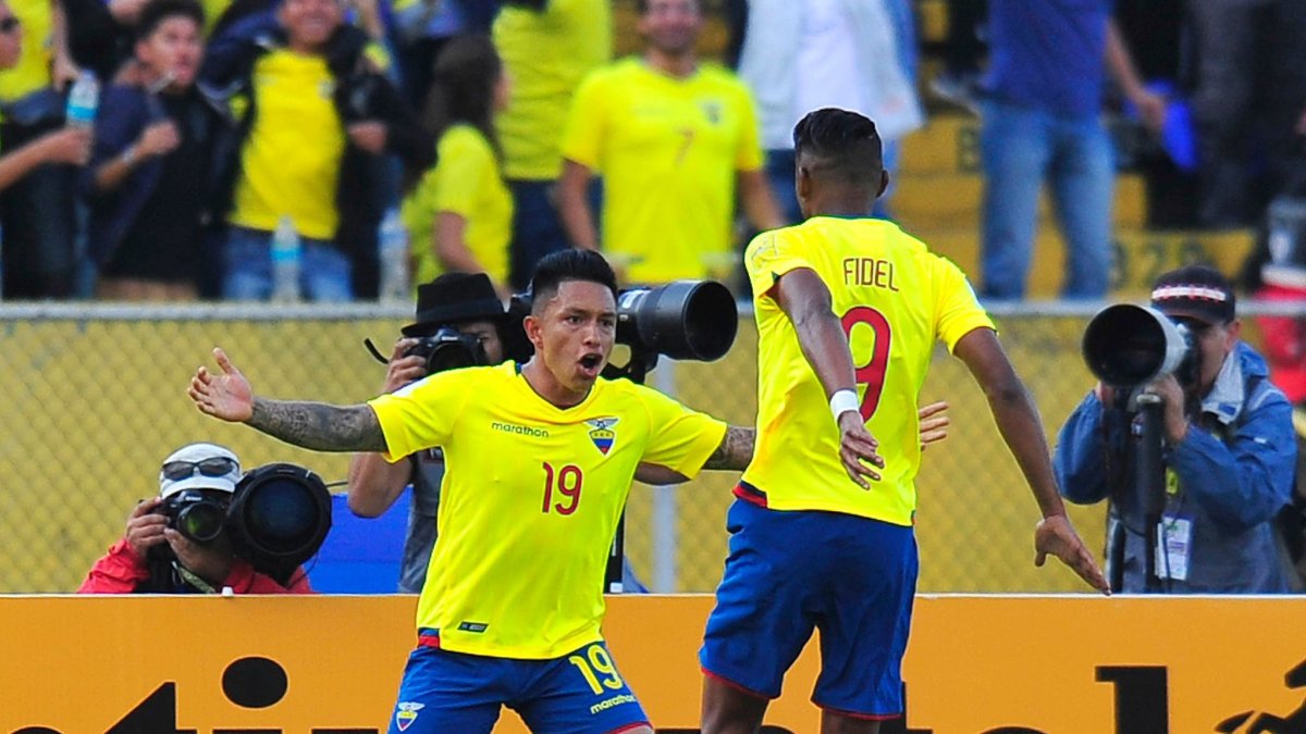 Cristian Ramírez (i) en partido con la selección ecuatoriana de fútbol
