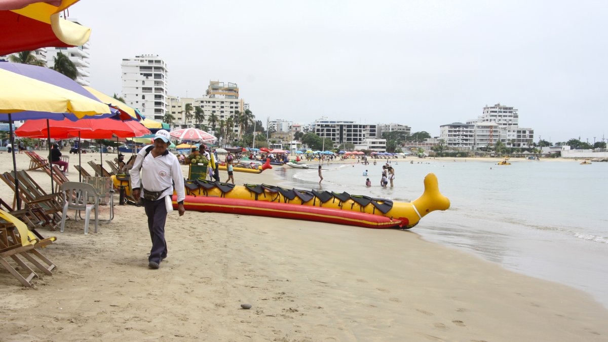 Los comerciantes han disminuido considerablemente sus ingresos económicos por el frío que hay en la península.