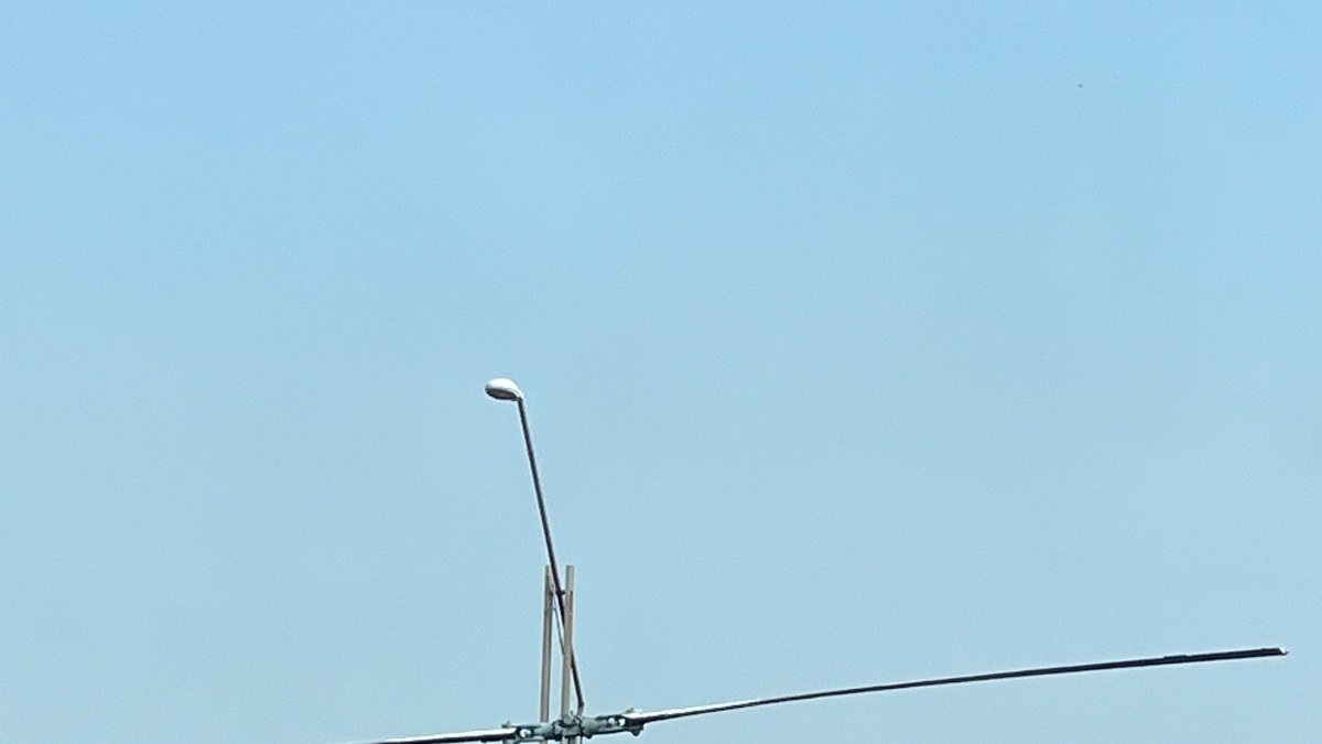 La aeronave de exhibición estaba custodiado por elementos de las Fuerzas Armadas.