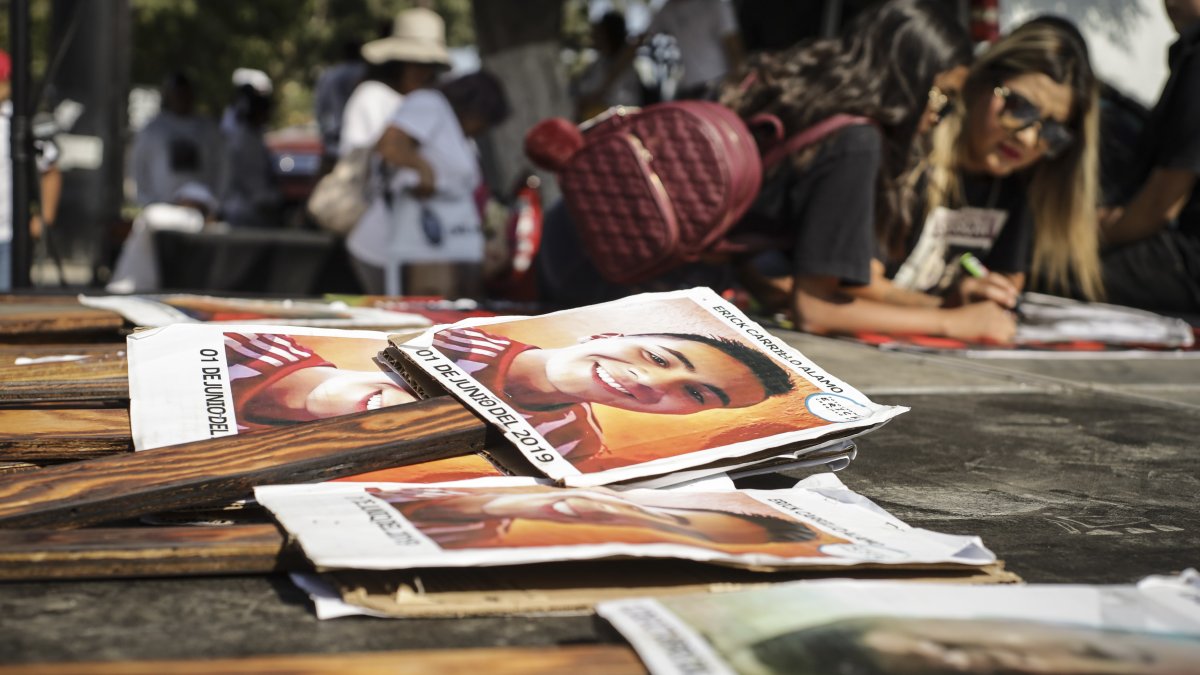 Fotografías de personas desaparecidas fueron colocadas por agrupaciones de búsqueda