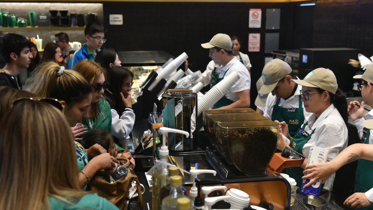 Starbucks, en su primer año abrirá cinco establecimientos.