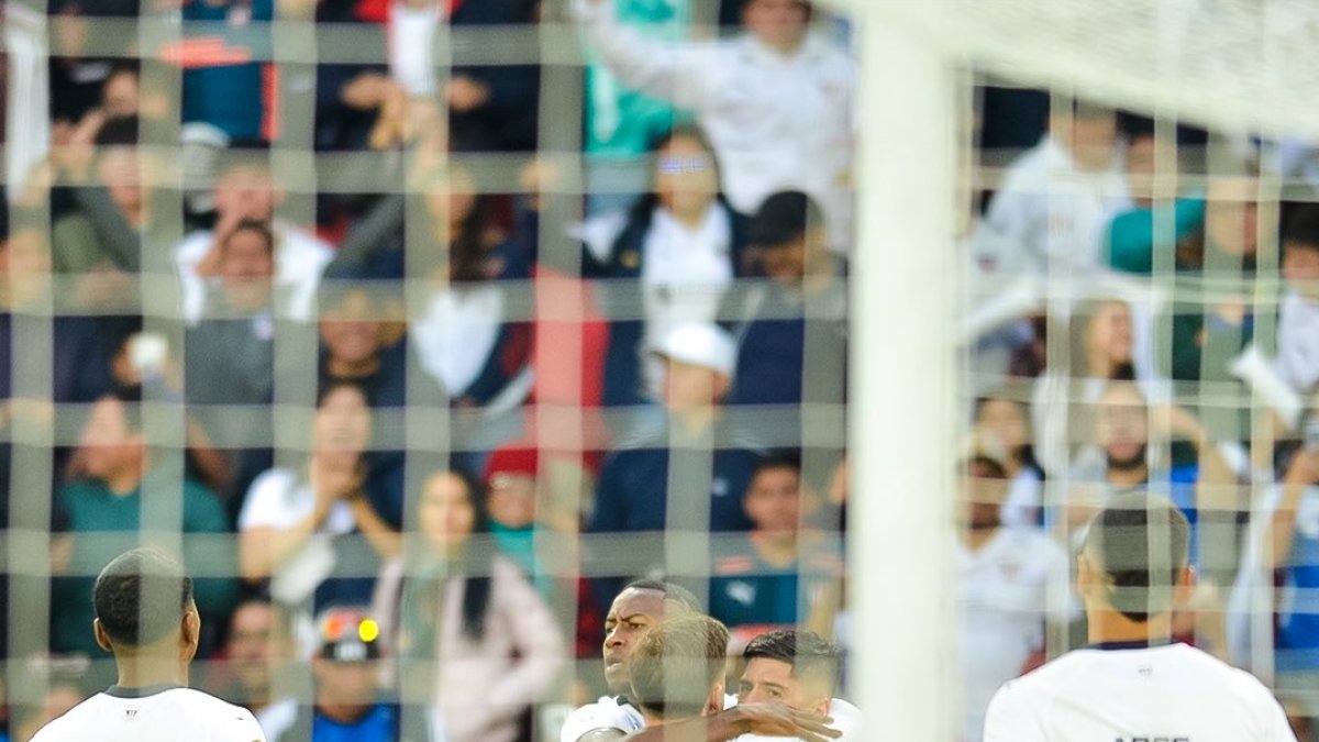 Jugadores de Liga  de Quito celebran los goles anotados ante Barcelona en el Rodrigo Paz