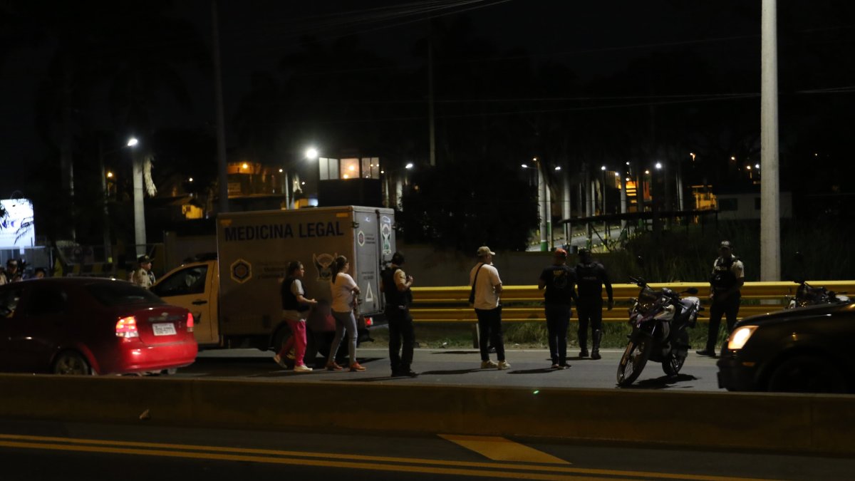 El cuerpo de la agente fue lanzado sobre la calzada.