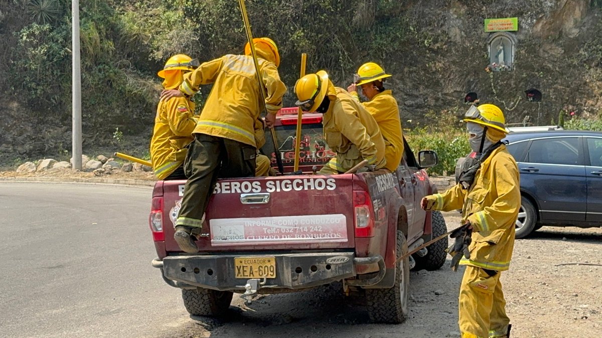 La población Sigchense realiza colectas para apoyar a los rescatistas en su ardua labor.