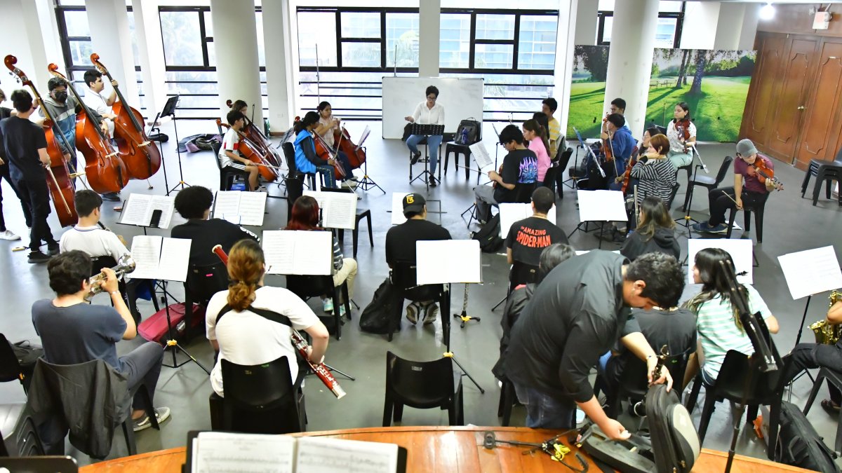 Práctica. La Joven Orquesta Sinfónica del Guayas, bajo la dirección de Terreros, arrancó con una veintena de integrantes y hoy son más de 60.