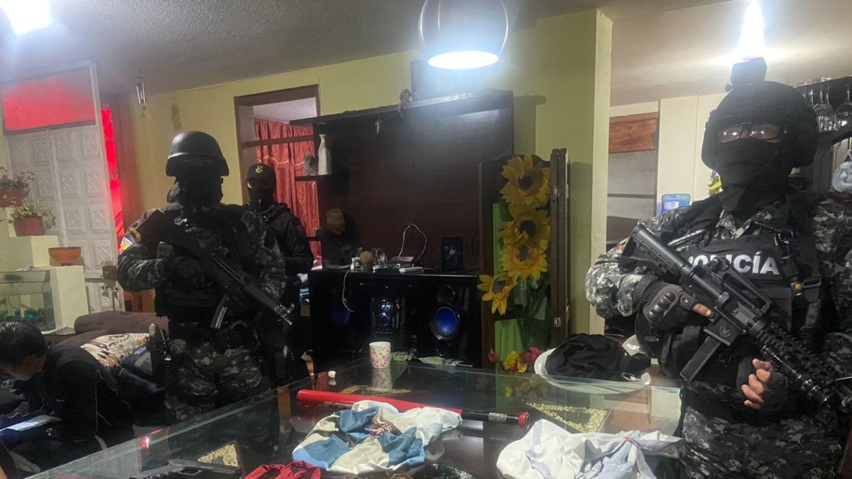 Durante el operativo, la Policía encontró armas de fuego y armas blancas en el sector de la Ciudadela Ibarra, sur de Quito.