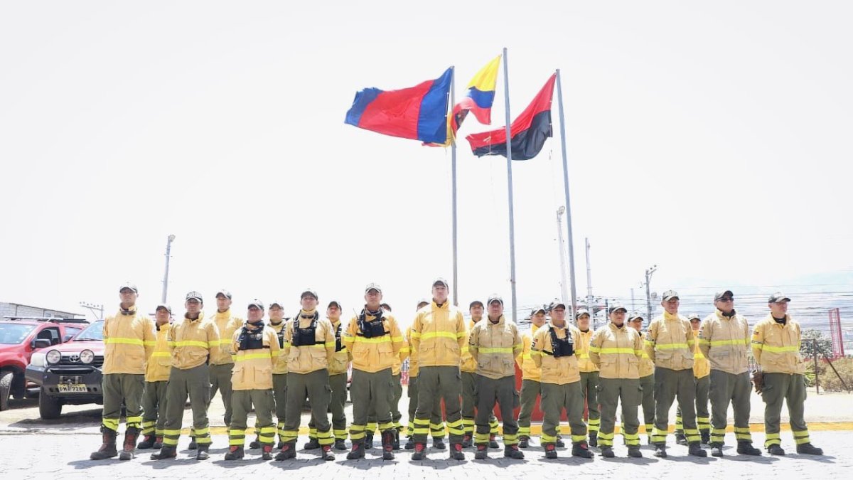 Los bomberos de Quito durante se trasladaron a Sigchos para apoyar en la contención del incendio forestal en el cerro Púlpito