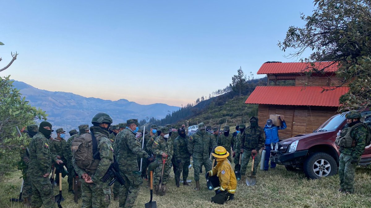 Militares se unieron a las labores de extinción del incendio forestal.