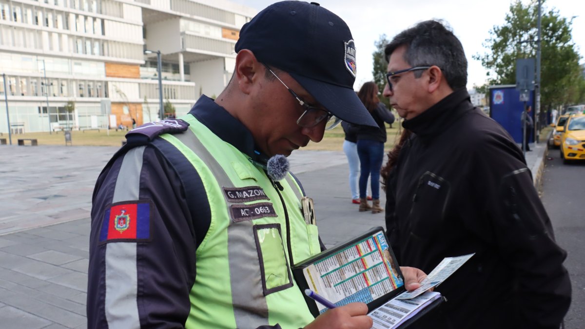 Los agentes solicitan la cédula y matrícula  del infractor y le entregan la notificación.