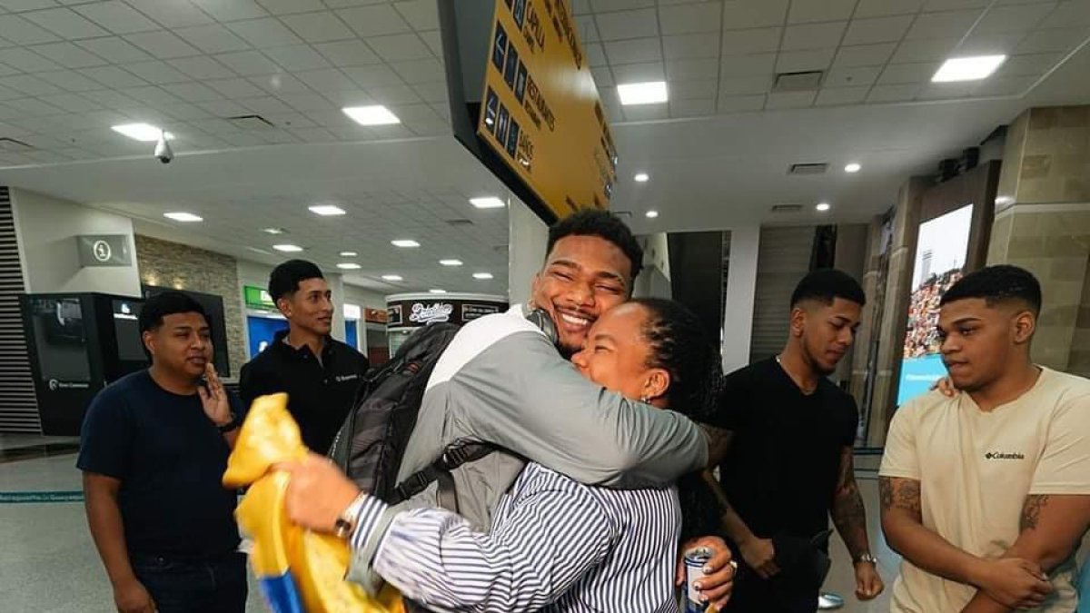 Michael Morales y Kathy Hurtado en un abrazo del alma hijo y su madre.