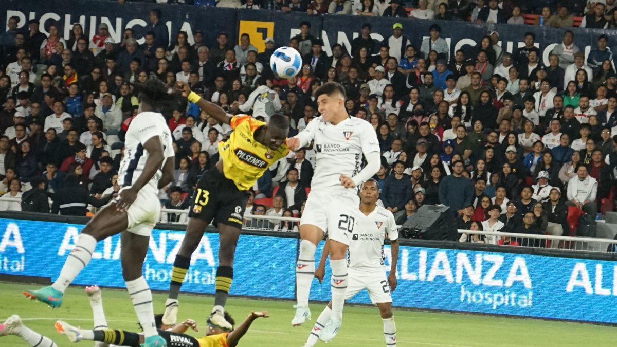 Barcelona pierde ante Liga de Quito y los punteros se alejan del equipo amarillo.