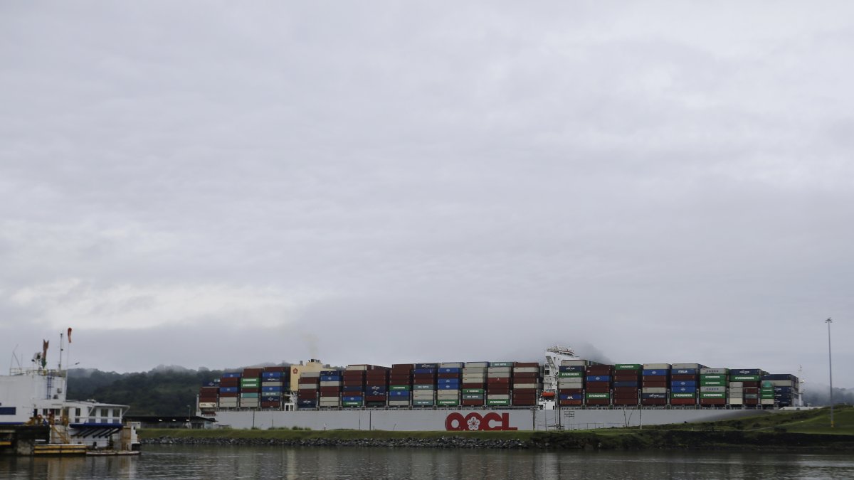 Comercio. Un buque transita por el  Canal de Panamá luego de que se superó la sequía.