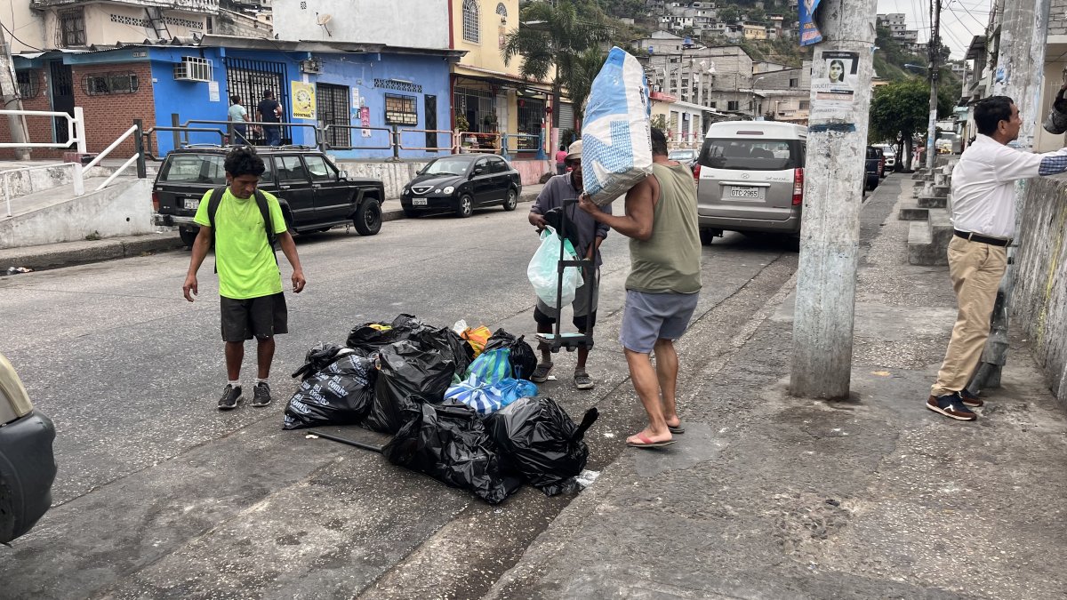 Desaseo. Los moradores de la ciudadela Martha de Roldós no respetan los horarios. Hay basura en diversos tramos de las calles principales.