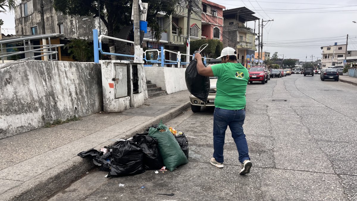Prohibido. La basura no debe ser colocada ni en la calle ni en parterres ni en áreas verdes; estas deben estar al pie de las casas o sacarlas cuando pase Urvaseo.