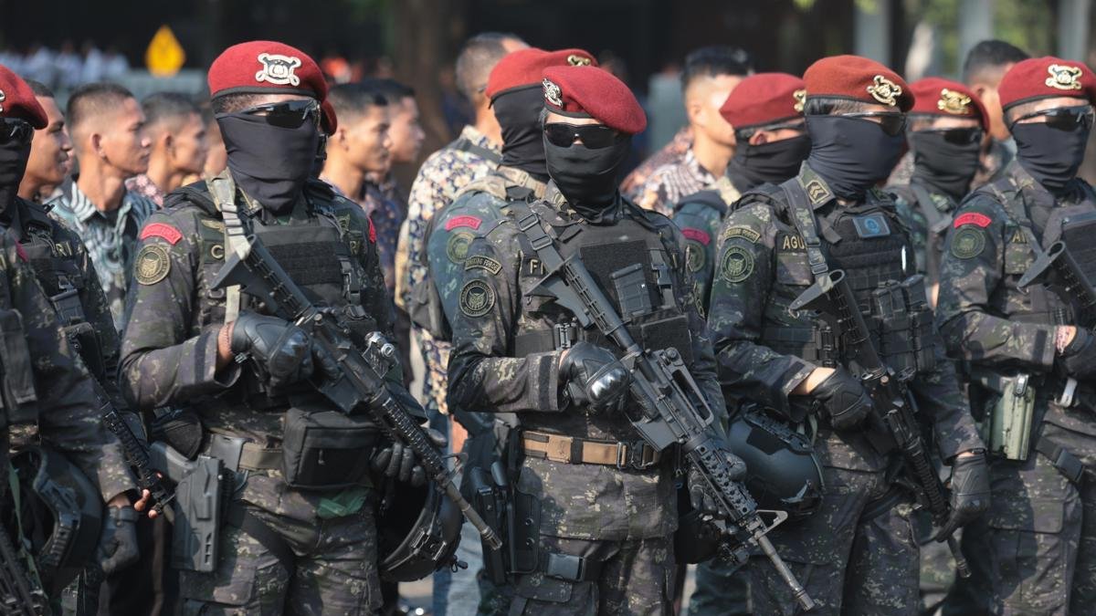 Policías antiterroristas en el cuartel general militar de Indonesia en Yakarta.