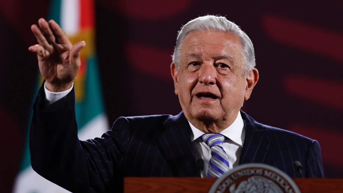 El presidente de México, Andrés Manuel López Obrador, habla durante su rueda de prensa matutina este lunes 2 de septiembre, en el Palacio Nacional en Ciudad de México.