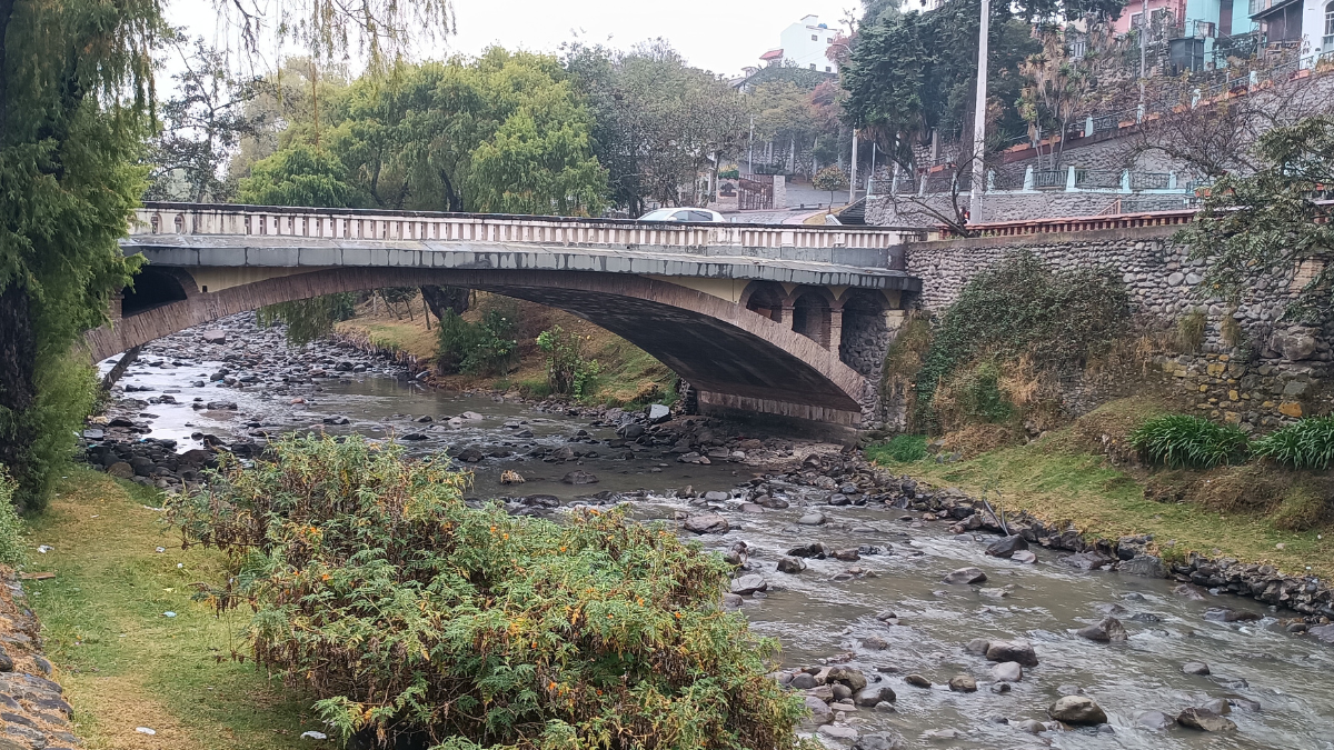 El río Tomebamba incrementó su caudal tras la lluvia registrada en la madrugada de este lunes 2 de septiembre.