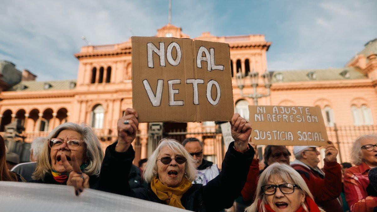 Decenas de jubilados participaron la semana pasada en manifestciones contra el veto anunciado por el presidente de Argentina.