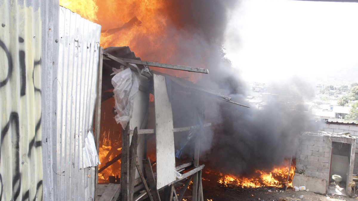 Policía incendia guarida de delincuentes en Nueva Prosperina y fuego se extiende a casa vecina.