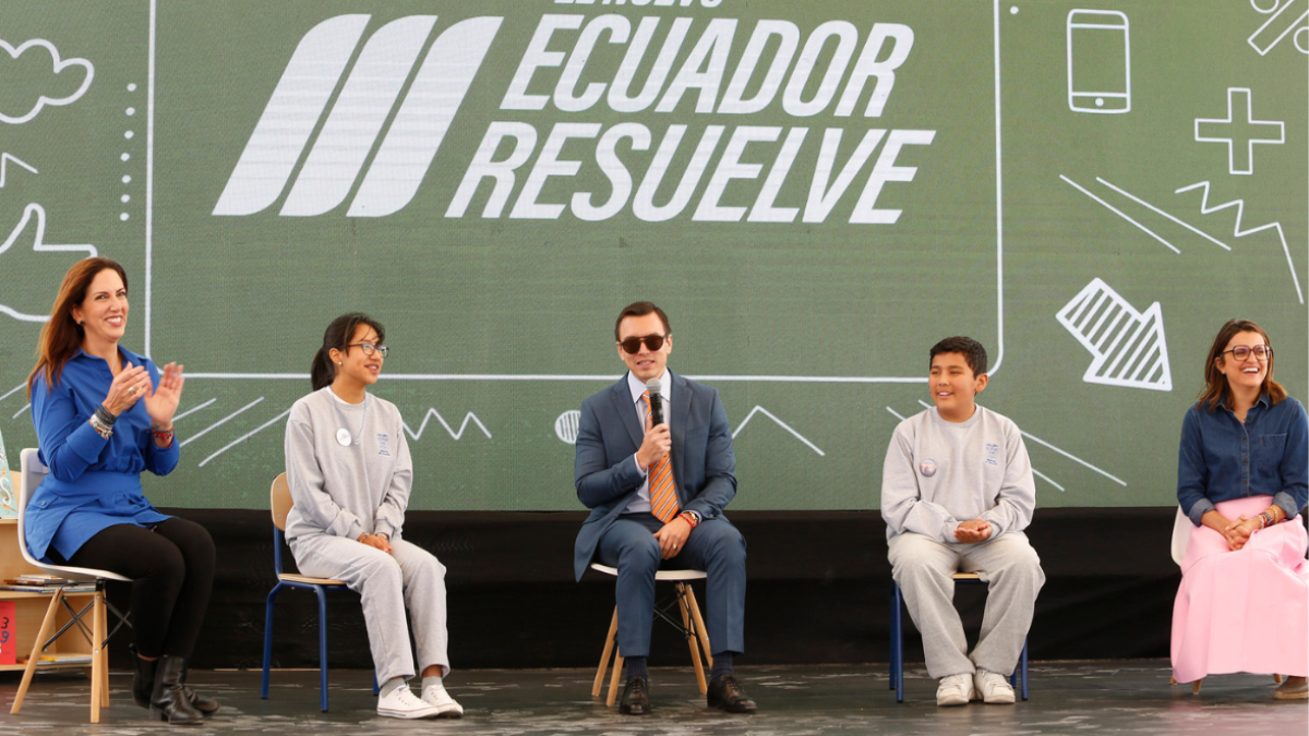 El presidente Daniel Noboa, con alumnos de la Unidad Educativa Cutuglagua, en Quito. Lo acompañan Alegría Crespo y María José Pinto.