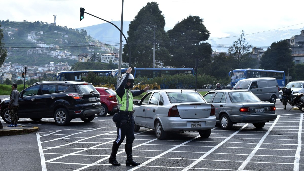En Quito, la medida de restricción vehicular Pico y placa rige de lunes a viernes. 