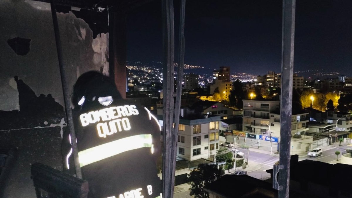 La explosión ocurrió en el quinto piso del edificio ubicado en el norte de Quito.