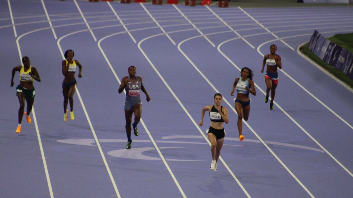 Lizanshela Angulo (segunda desde la izquierda) pasó a la final de los 400 mts planos T20, al registrar un tiempo de 57.35 seg. en el segundo heat de las semifinales.