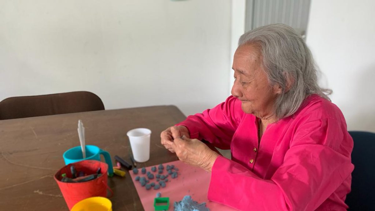 Una mujer adulta mayor se beneficia de servicios de una fundación en Ecuador.