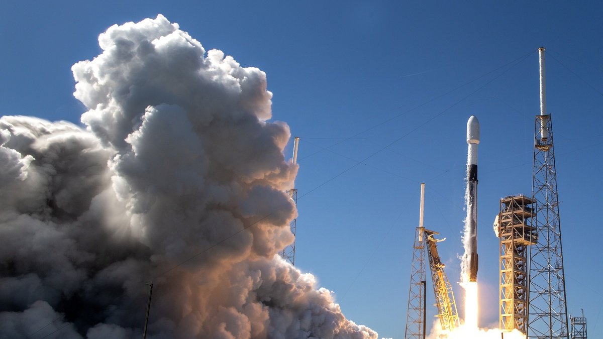 Fotografía de archivo de un cohete que despega en el Centro Espacial Kennedy de la NASA en Cabo Cañaveral (EE. UU.).