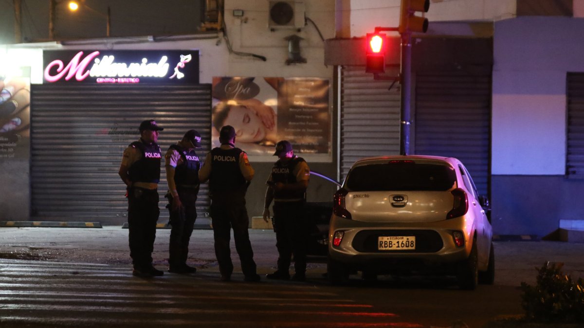 Hombre murió baleado en su auto en av. Quito y Pancho Segura, sur de Guayaquil.