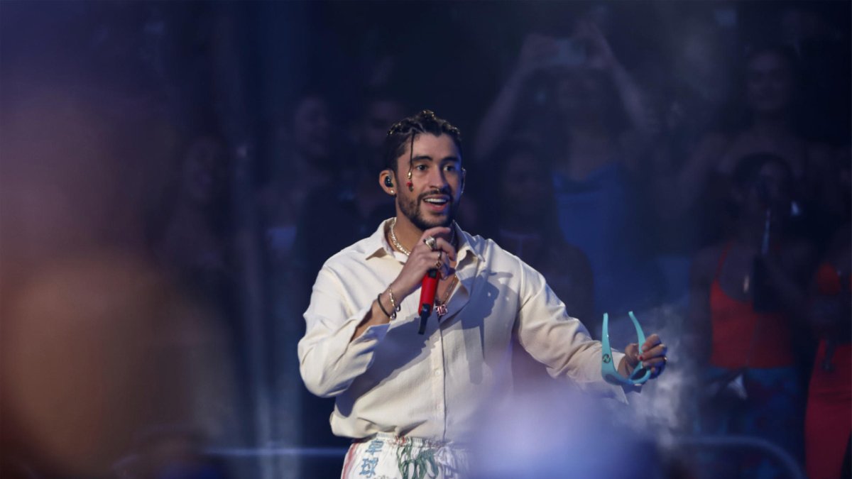 Fotografía de archivo del artista Bad Bunny durante un concierto en el Coliseo de San Juan (Puerto Rico).