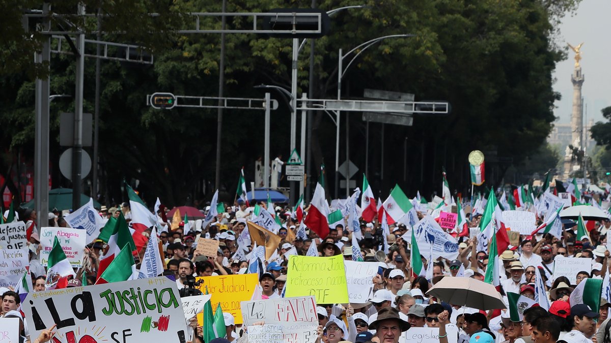 Estudiantes de Derecho y trabajadores del poder judicial protestan en contra de la reforma impulsada por el oficialismo este domingo 1 de septiembre, en Ciudad de México.