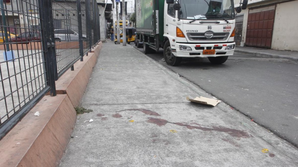 En el sitio quedaron manchas de sangre producto del atentado.