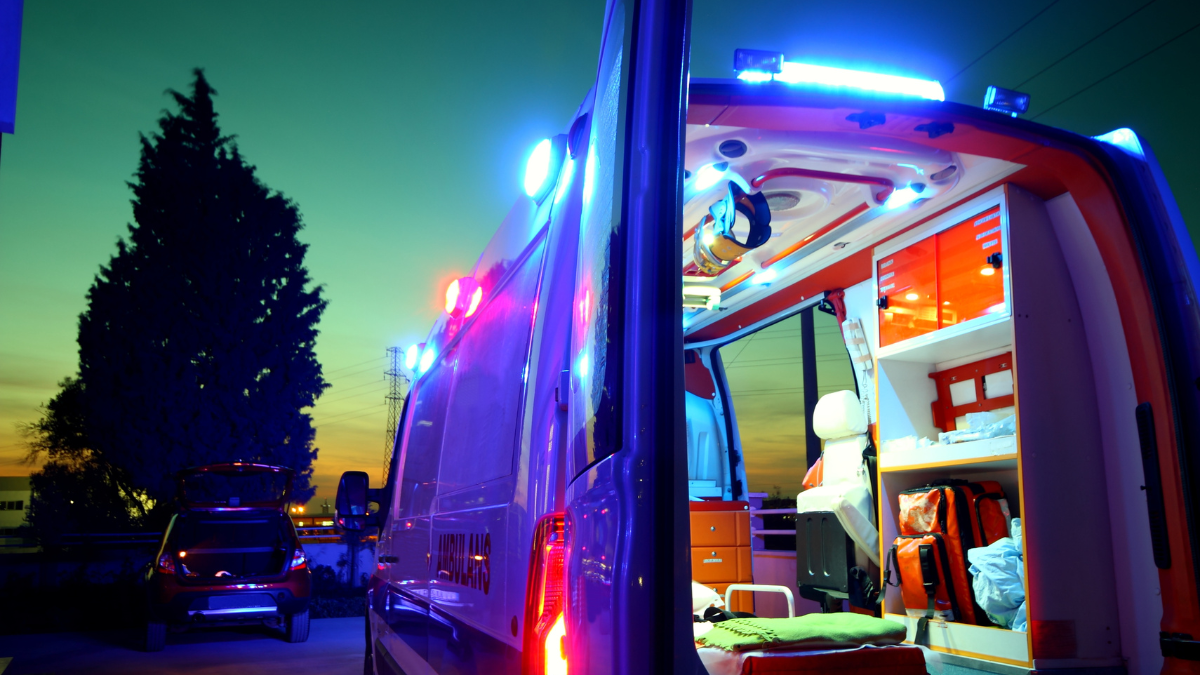 El niño estaba solo en el carro, mientras su madre estaba dentro de la gasolinera.