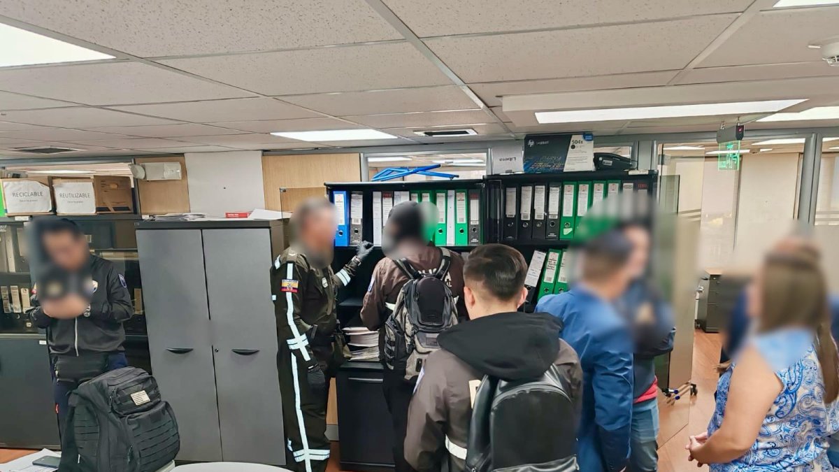 Los agentes fiscales llegaron hasta las oficinas del ministerio en Quito.