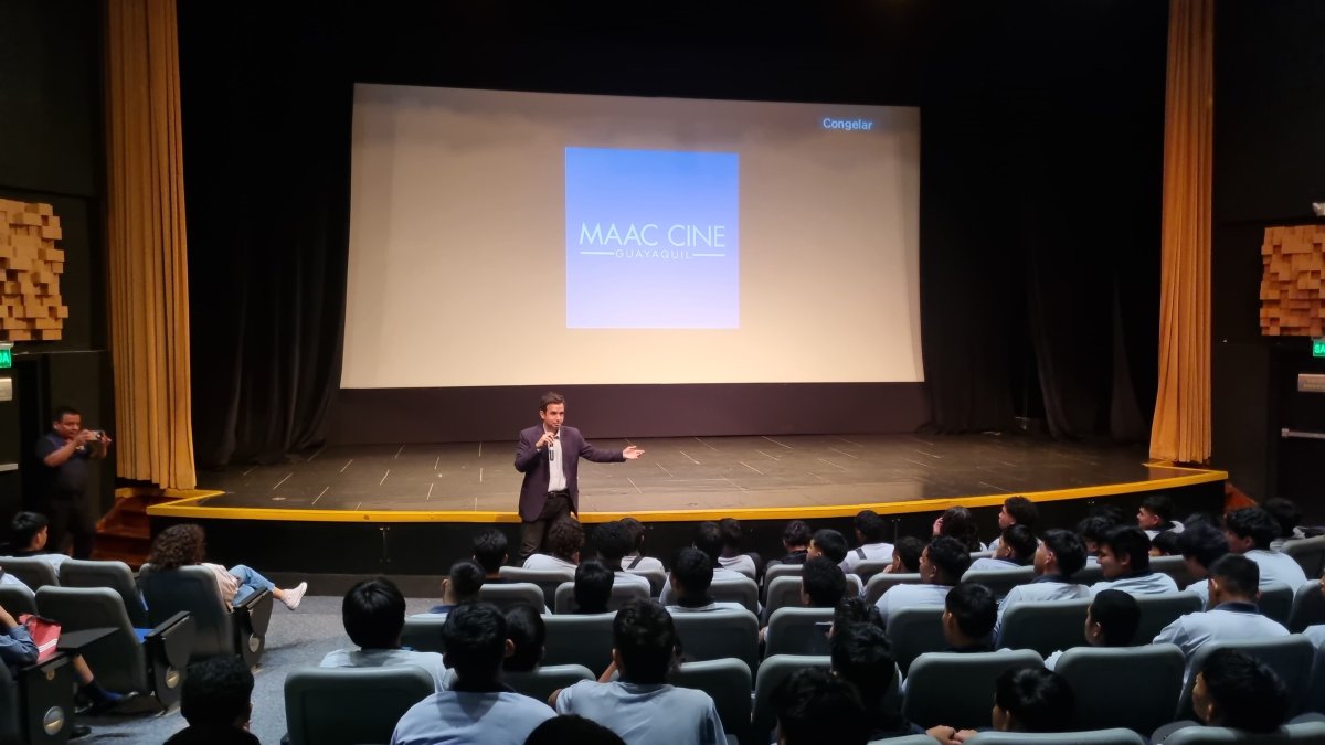 Acto. Los jóvenes interactúan en un foro sobre el desarrollo de la película.