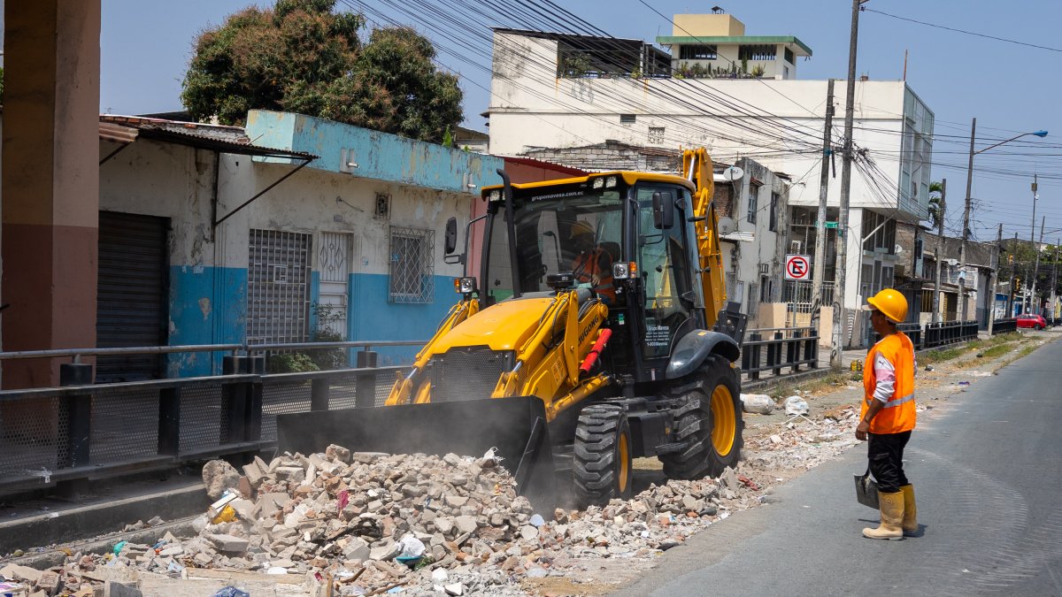 Se recogen los escombros en los tramos intervenidos previo a la compactación de terreno y colocación de hormigón.