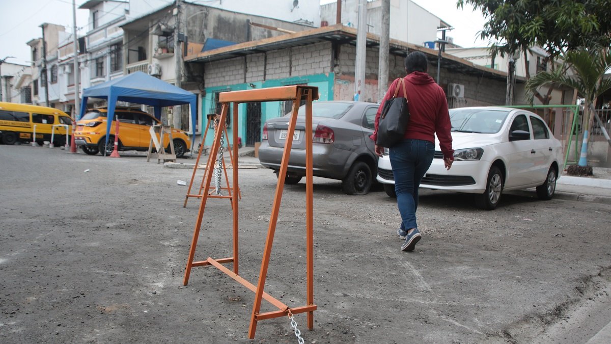 En la manzana 263 de la ciudadela Sauces 6 está ubicado un amplio parqueadero. Sus residentes bloquean espacios con estructuras de metal y cadenas para que otros conductores no se estacionen.