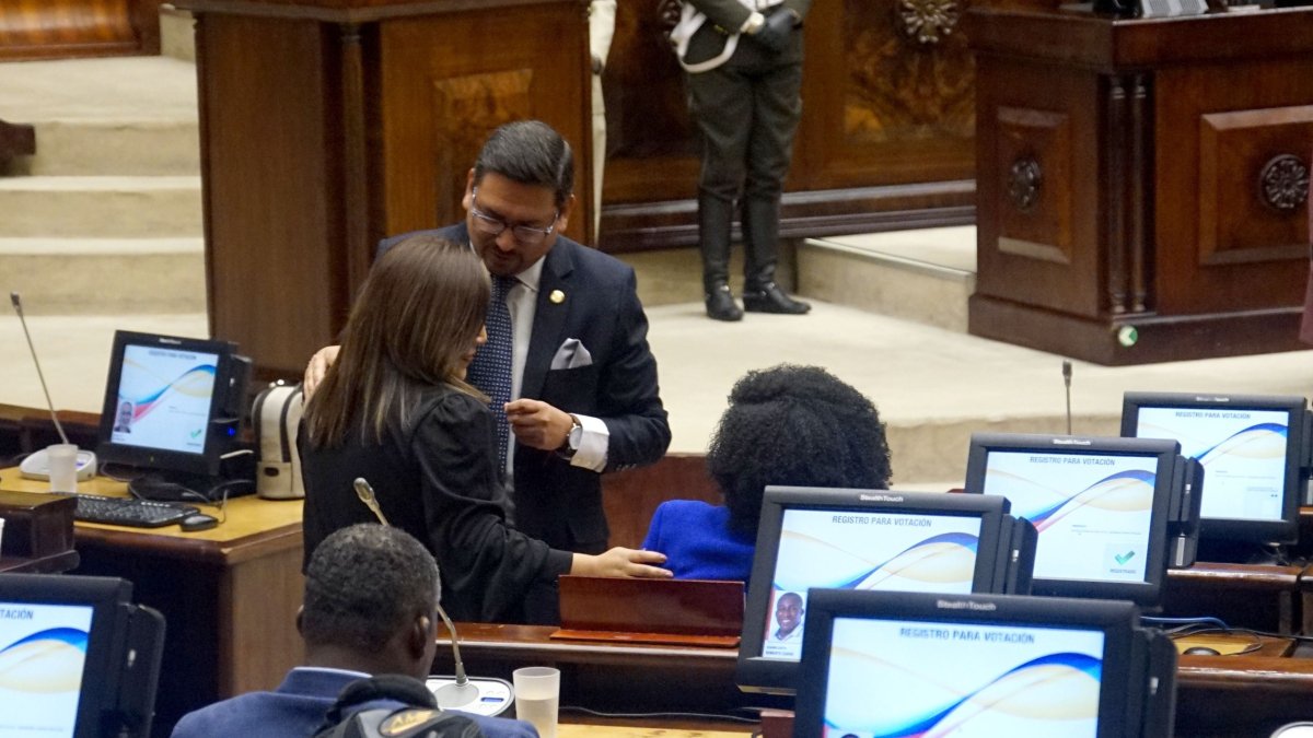 Adversarios. Los correístas Leonardo Berrezueta y Paola Cabezas (sentada) conversan con la oficialista Inés Alarcón, a quien fustigaron en la sesión.