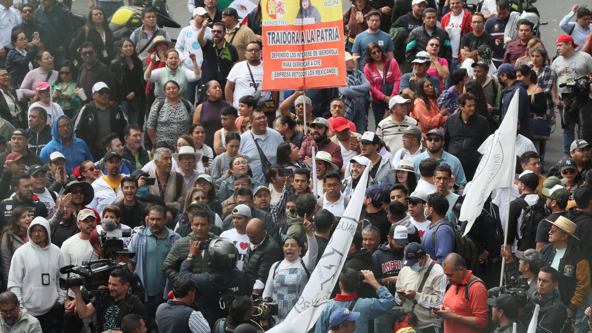 Cientos de trabajadores del sector judicial salieron a las calles a protestar por las reformas judiciales.