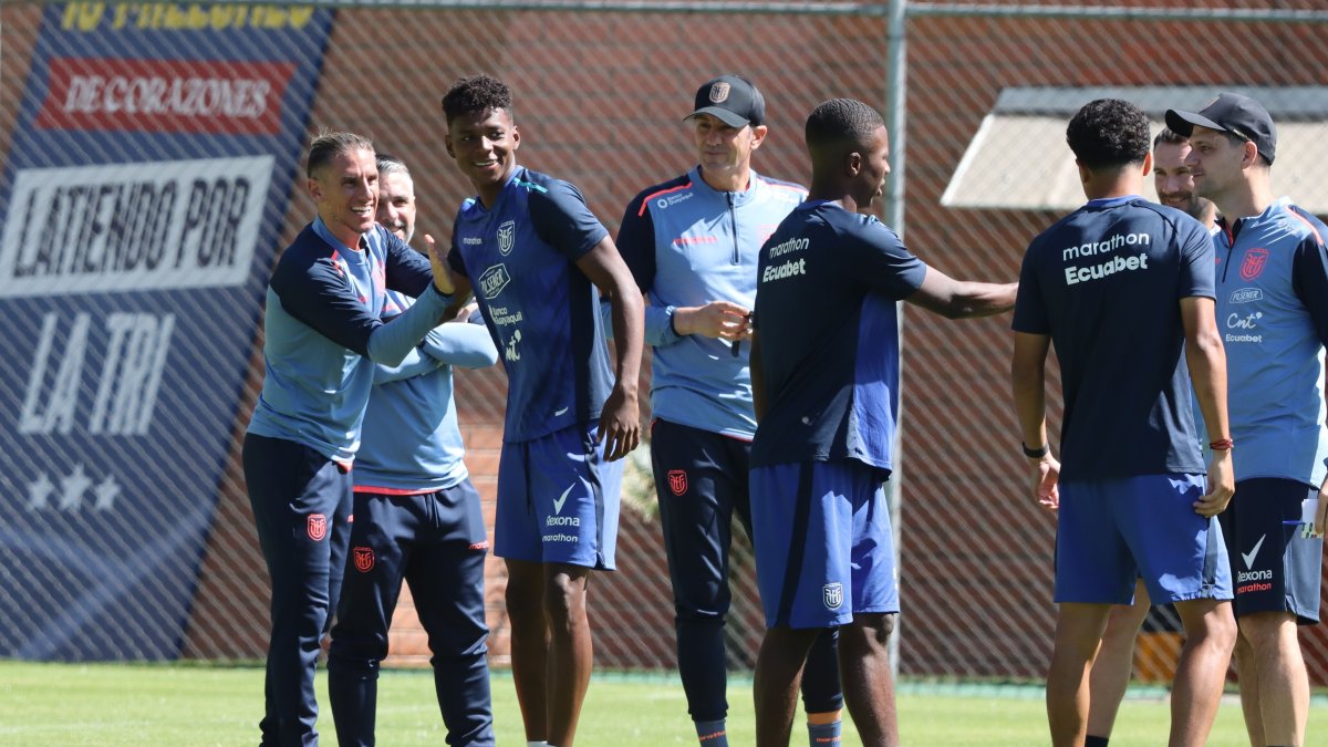 El seleccionador Sebastián Beccacece (i) con sus dirigidos y su cuerpo técnico previo al inicio de los trabajos en la cancha principal de la Casa de la Selección.