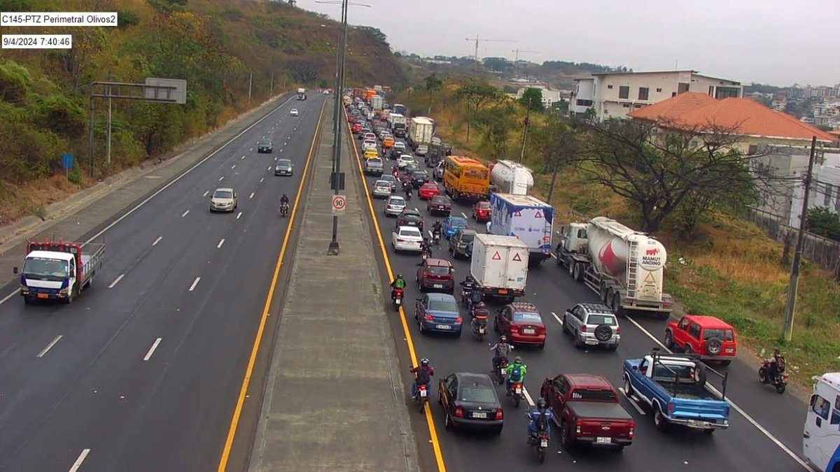 Un atolladero se registra en la vía Perimetral, cerca de Ceibos norte, la mañana de este miércoles 4 de septiembre.