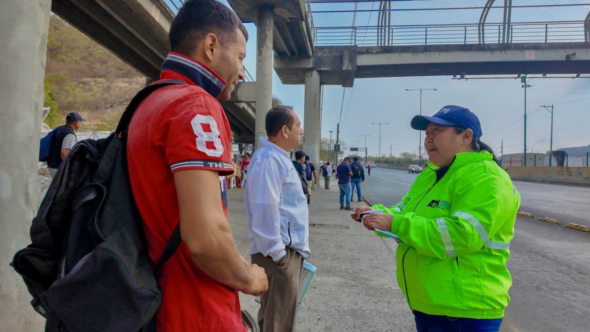 Personal de la ATM socializa con los usuarios sobre esta medida, la misma que se mantendráhasta que finalicen los trabajos de la obra. 