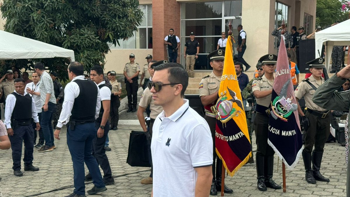 El presidente Daniel Noboa realizó la entrega de vehículos para la Policía Nacional.