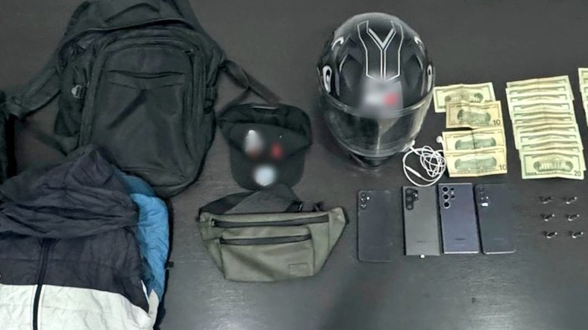 Celulares, una arma de fuego y dinero en efectivo son parte de los indicios encontrados durante el allanamiento