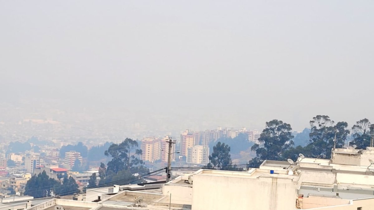 Los incendios en Nayón y Pifo generaron tanto humo, que este se dispersó rápidamente a otros sectores de Quito.