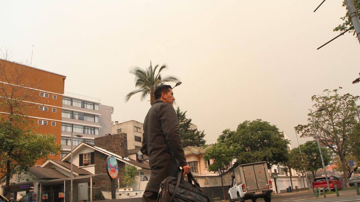 Un manto de humo de los incendios cubre sectores del norte y valles de Quito.