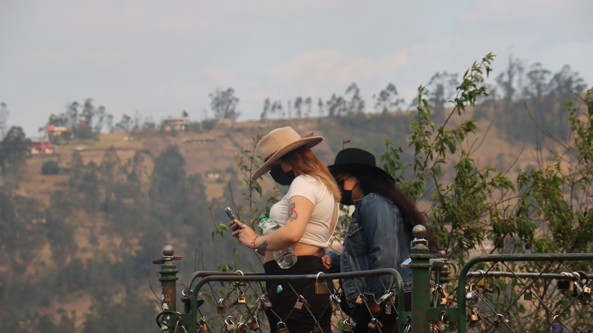 Las personas usaban mascarillas en Quito, ante la contaminación generada por el humo de los incendios forestales.